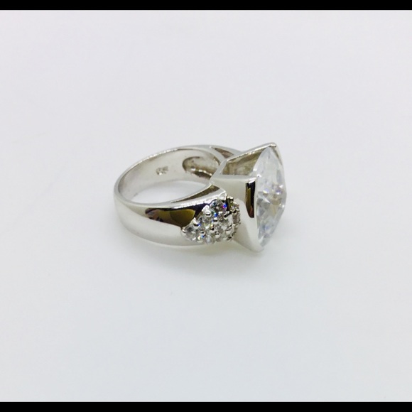 Ladies Cubic Zirconia Ring - Picture 3 of 4